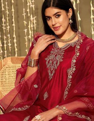 Ethnic motifs embroidered thread work kurta with trousers & dupatta 2