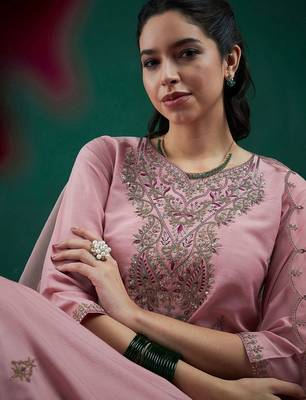 Embroidered sequinned straight kurta with trousers & dupatta 2