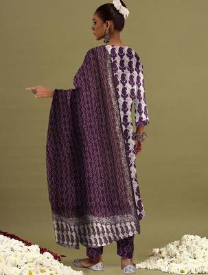 V-neck paisley printed cotton kurta set 4