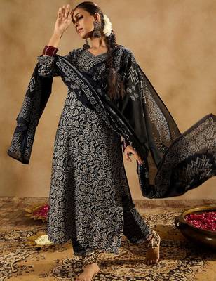 Floral printed cotton straight kurta with trousers & dupatta 4