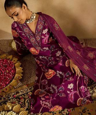Burgundy floral printed v-neck sequinned cotton straight kurta set 2