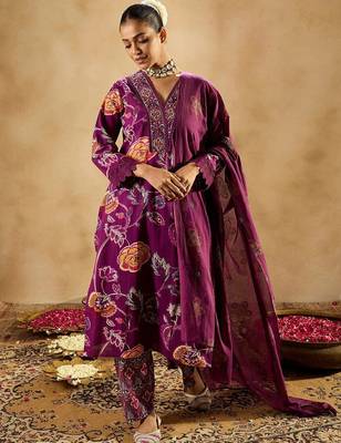 Burgundy floral printed v-neck sequinned cotton straight kurta set 1