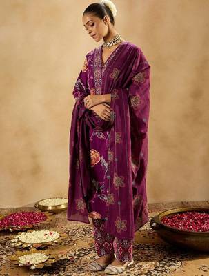Burgundy floral printed v-neck sequinned cotton straight kurta set 4