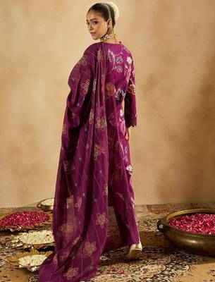 Burgundy floral printed v-neck sequinned cotton straight kurta set 5