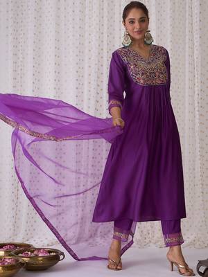 Floral embroidered v-neck liva kurta with trousers & dupatta 2