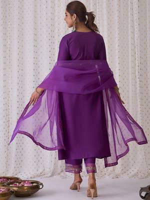 Floral embroidered v-neck liva kurta with trousers & dupatta 3