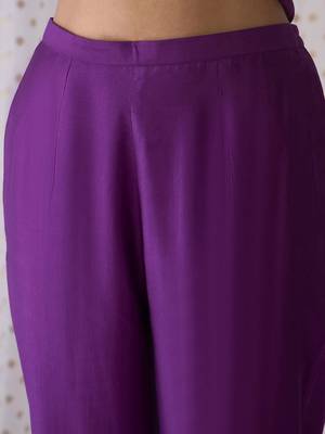 Floral embroidered v-neck liva kurta with trousers & dupatta 4