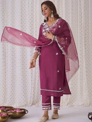 Floral embroidered v-neck thread work straight kurta with trousers & dupatta 4