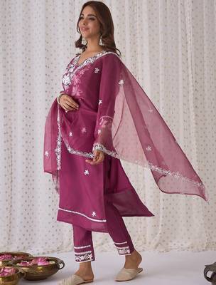 Floral embroidered v-neck thread work straight kurta with trousers & dupatta 1