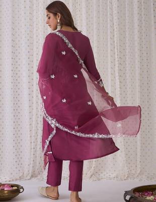 Floral embroidered v-neck thread work straight kurta with trousers & dupatta 5
