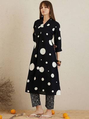 Printed pleated cotton kurta with trousers 1