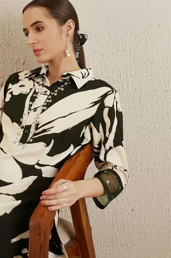 Floral printed sequinned shirt collar straight kurta with trousers