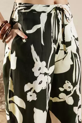 Floral printed sequinned shirt collar straight kurta with trousers