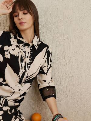 Floral printed sequinned kurta with trousers 3