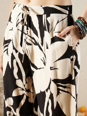 Floral printed sequinned kurta with trousers 4