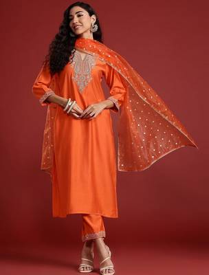 Paisley yoke design zari liva kurta with trousers & dupatta 5