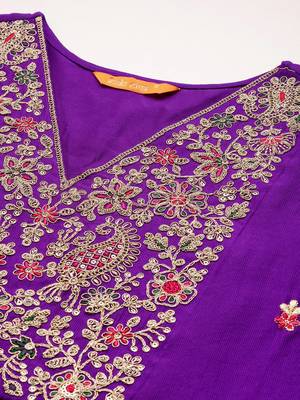 Floral embroidered pleated aari work liva kurta with trousers & dupatta 2