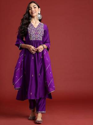 Floral embroidered pleated aari work liva kurta with trousers & dupatta 5