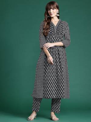Printed panelled cotton kurta with trousers 4