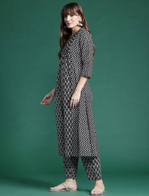 Printed panelled cotton kurta with trousers 5