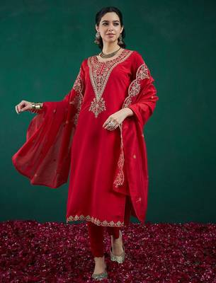 Red ethnic motifs embroidered kurta with trousers & dupatta 2