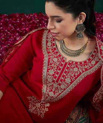 Red ethnic motifs embroidered kurta with trousers & dupatta 3