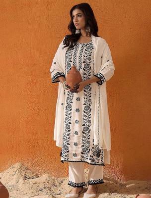 Floral embroidered thread work kurta with trousers & dupatta 2