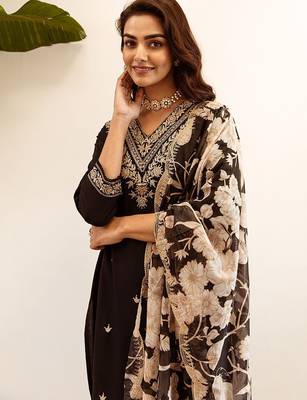 Ethnic motifs embroidered thread work kurta with salwar & dupatta 4