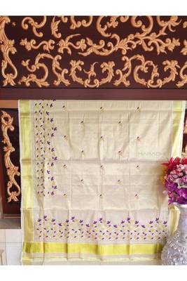 off white floral embroidered tissue handloom kasavu saree 2