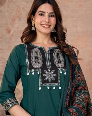 Green cotton straight kurti-pant-dupatta set 4