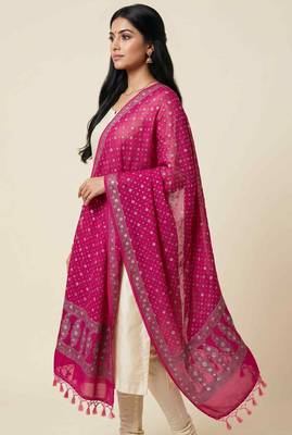 Banarasi pure chiffon silk dupatta in magenta colour with floral zari booti work 3
