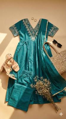 Blue silk blend embroidered kurta set 3