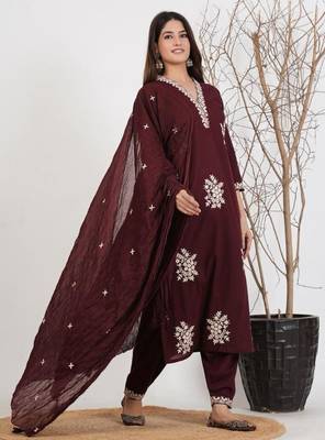 Maroon silk blend embroidered kurta set 1