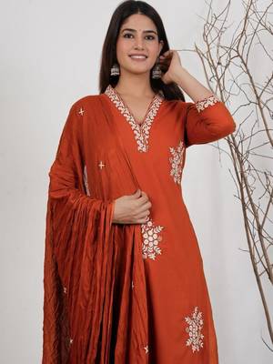 Orange silk blend embroidered kurta set 3