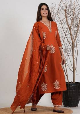 Orange silk blend embroidered kurta set 4