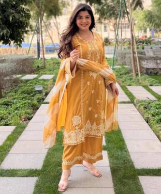 Yellow silk blend embroidered kurta set 4