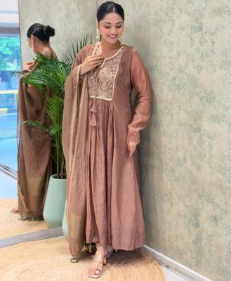 Champagne chanderi embroidered kurta set 1