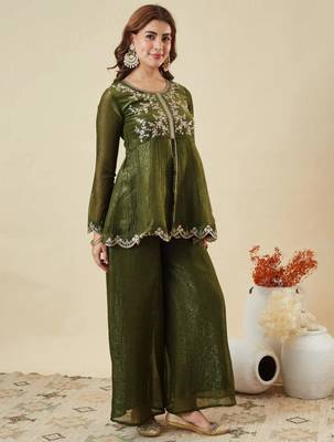 Green silk blend embroidered kurta set 2