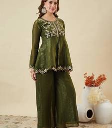 Green silk blend embroidered kurta set
