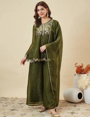 Green silk blend embroidered kurta set 1
