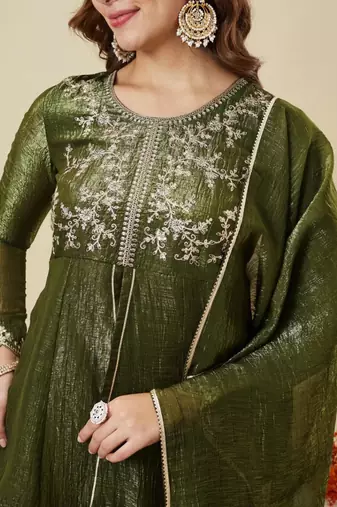 Green silk blend embroidered kurta set
