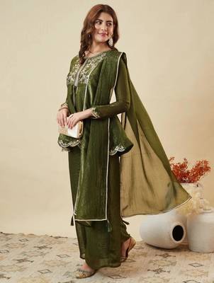 Green silk blend embroidered kurta set 4
