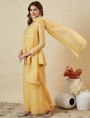 Yellow silk blend embroidered kurta set 2