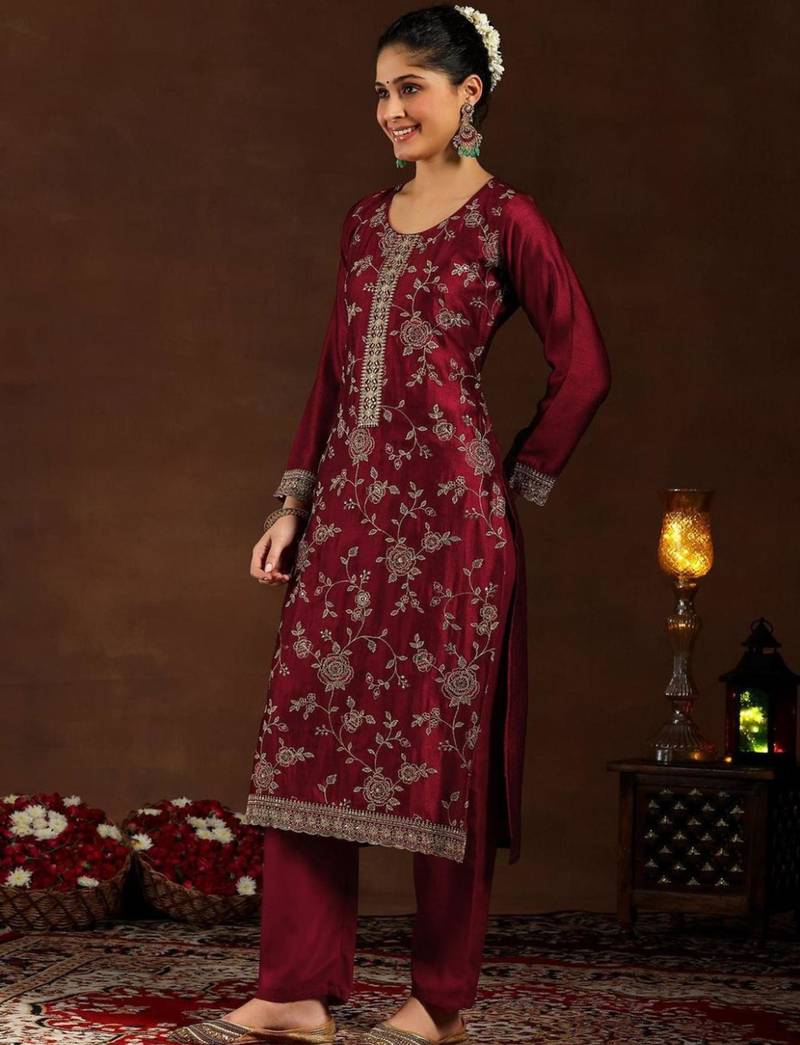Red silk blend embroidered kurta set