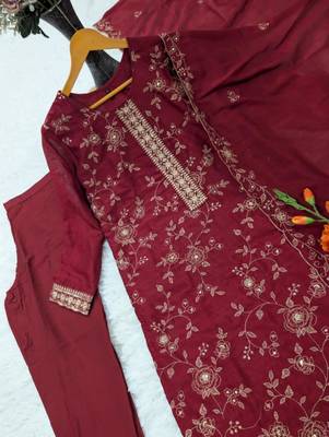 Red silk blend embroidered kurta set 2