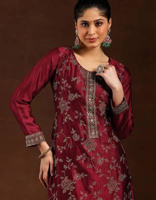 Red silk blend embroidered kurta set 3