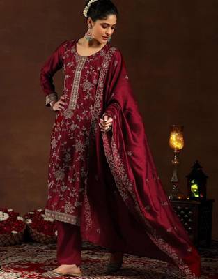 Red silk blend embroidered kurta set 4