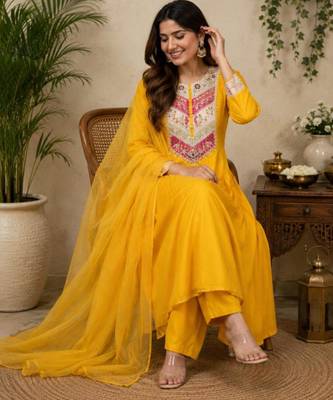 Yellow chanderi embroidered kurta set 2