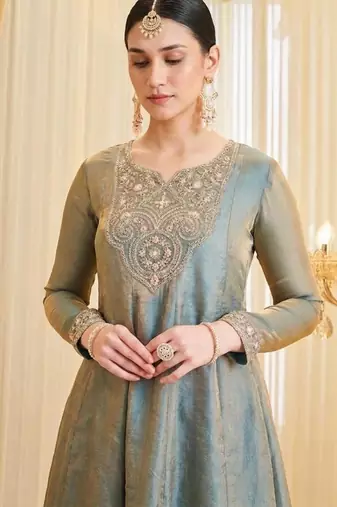 Green silk blend embroidered kurta set