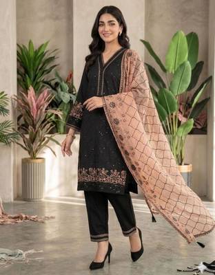 Black silk blend embroidered kurta set 3